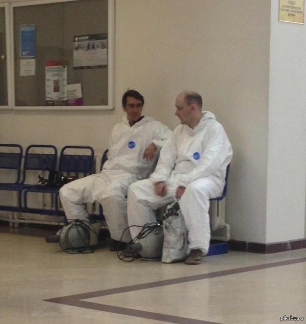 Эбола? Привидения? А может они мет пришли варить..?