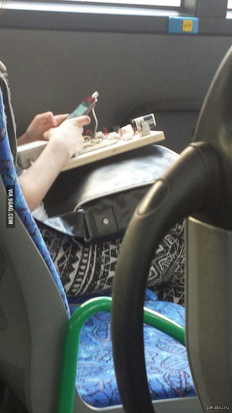 Она....заряжает телефон с этой штуки? | Пикабу