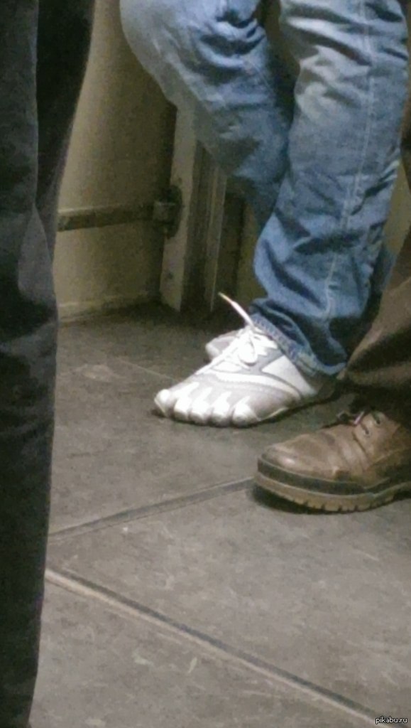 Пикабу кроссовки мальчик видео. Кричащие кроссовки. Кроссовок мем. Пикабу кроссовки мальчик видео. Пикабу кроссовки.