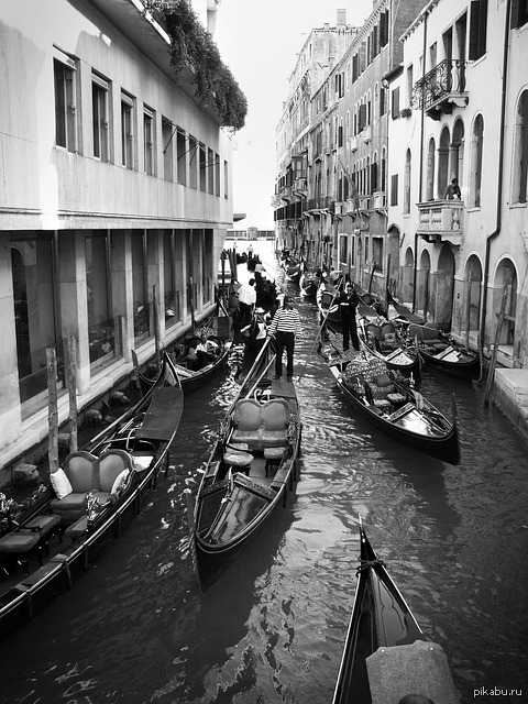 All gondolas in venice italy must. Венеция. Река в Венеции. Черно белая гондола в Венеции. Италия Венеция чб.