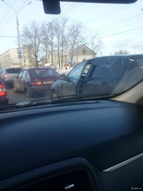 Severe Ural drivers smoke in traffic jams without opening windows, they smoke with open doors, even in winter! - My, My, Traffic jams, Permian, Winter, Cold