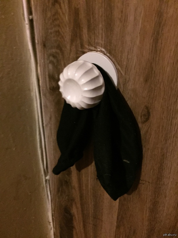 Мужчины вещи на пол вешают ...