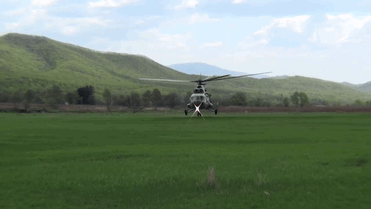 Вертолетная площадка на татышев. Ми 8 афганский взлет. Раз вертолет гигант понял на видео ну пожалуйста. Вертолет взлет ми 8. Вертолет взлет ми 8.