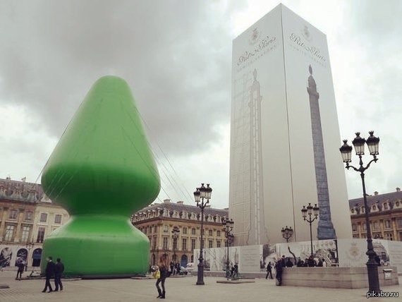 In Paris, they are already starting to prepare for the New Year and you have installed an inflatable Christmas tree in the very center of the city. Hm... - NSFW, Christmas trees, New Year, Paris, Traffic jams