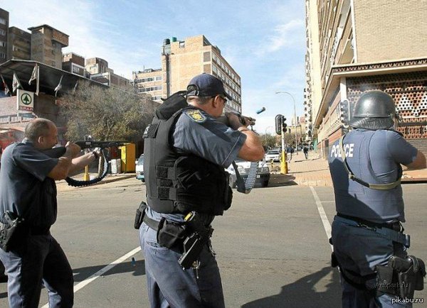 Сотрудники полиции в американском штате Мичиган застрелили бездомного за отказ сдать перочинный нож,выпустив в бездомного 46 пуль.