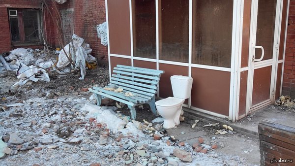 Места на всех хватит. В здании идёт ремонт, для перекуров в качестве урны рабочие вытащили унитаз