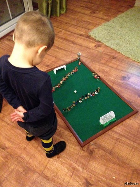 Маленький футбольный болельщик из Англии по-своему провел минуту молчания в День Памяти