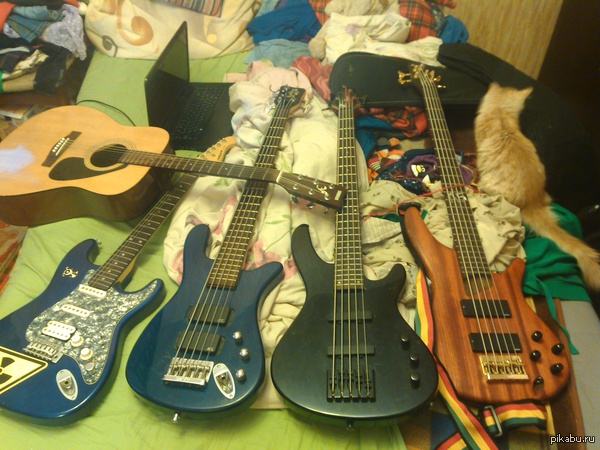 Помню, кто-то показывал свои гитары