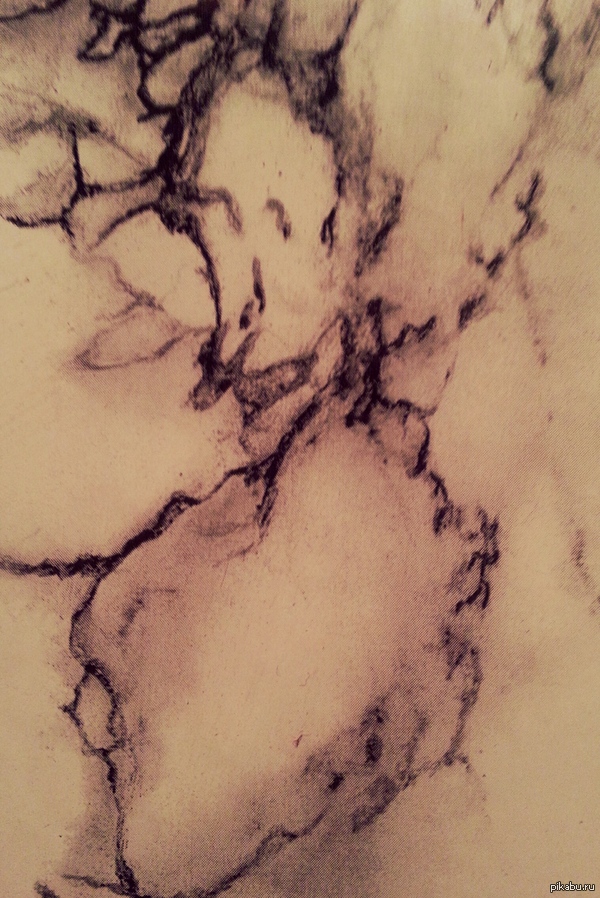 В продолжение к посту о лицах на шкафу.Он смотрит на меня в туалете...)