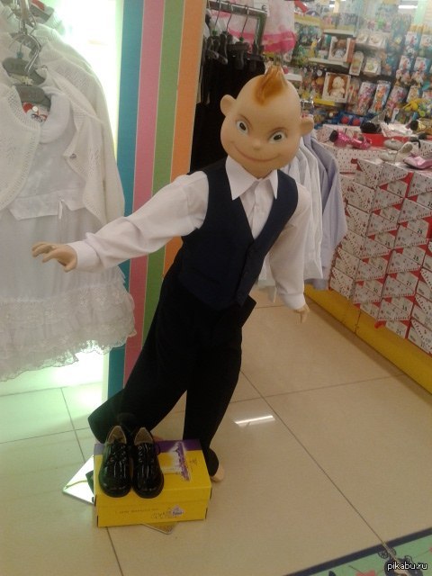 Опасный манекен в Детском мире