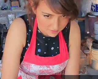 Подмигнула