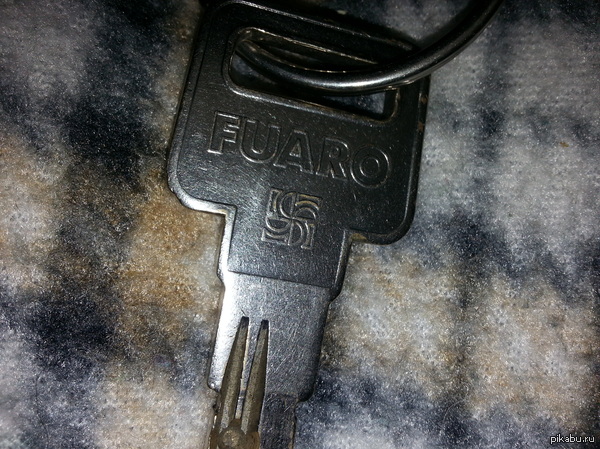 Эмблема на ключе.