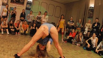 Пффф, смотрите как я могу! Тверкинг, или тверк (Twerking) — вид танца, в котором человек, танцует под поп-музыку в провокативной манере полуприсев или стоя и двигая бёдрами снизу вверх.