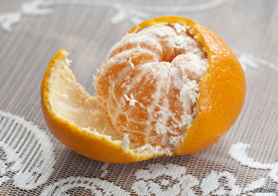 Мандарин 35. Полуочищенный мандарин. Плесень на апельсине. Плесень на мандарине. Мандарин внутри.