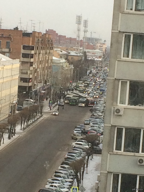 Как заблокировать улицу общественным транспортом:) Красноярск ул. Ленина.
