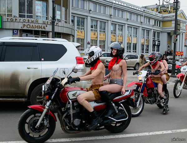 Девушка красивая голая женщина едет на мотоциклах (63 фото)