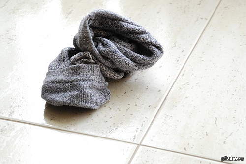 Носки валяются на полу. Мятые носки. Носок лежит. Носок. Старые носки.