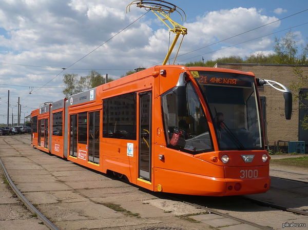 Все льют картинки с крутыми тачками, а вот вам трамвай!