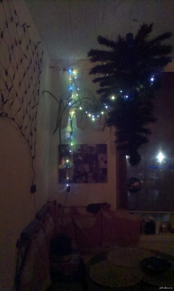 А мы ёлку достали... (сфотографировано на тапок 0.1мп)