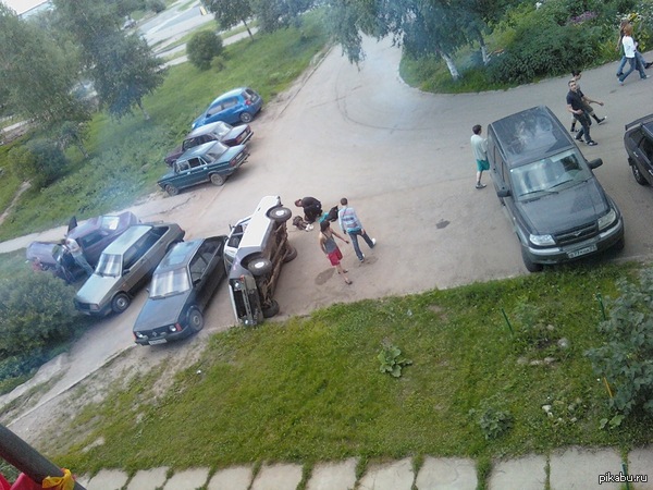 вот так у нас во дворе москвич ремонтировали