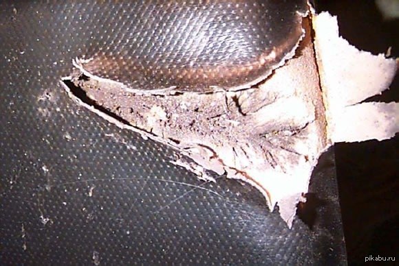 Граната РПГ пробила борт танка Абрамс и струя дала скользящее попадание в спинку сиденья наводчика. Наводчик не пострадал