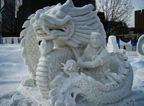 Снежные фигуры. Снежные скульптуры. Необычные скульптуры из снега. Снежная фигура дракон. Шедевры из снега.