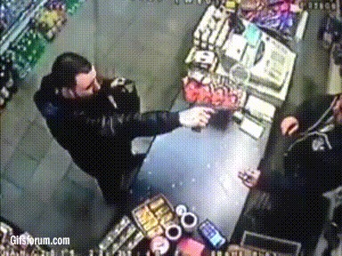 Владелец магазина выхватывает пистолет прямо из рук грабителя Парень молодец, не растерялся (видос в комментах)