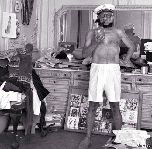 Пикассо у себя на вилле Калифорния в Каннах в образе моряка Попая, легендарного героя комиксов и мультфильмов