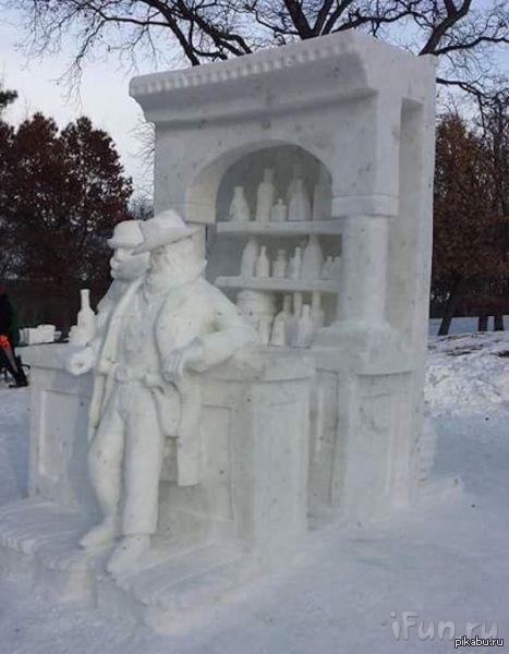 Это я в ночном клубе! Жду свой коктейль.