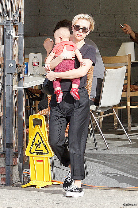 Скарлетт йоханссон с дочкой 2018. Дети роуз дороти дауриак. Дочь скарлетт йоханссон. Роуз дороти дауриак 2021. Дочь скарлетт йоханссон.