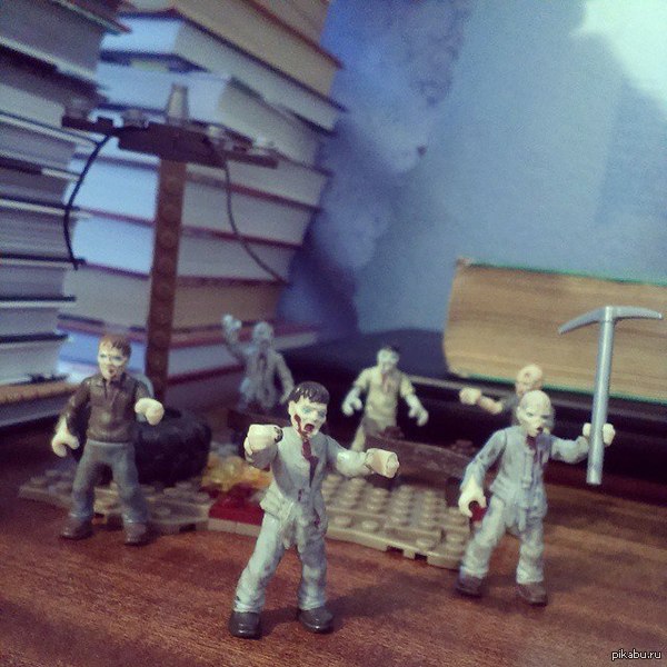 На столе развернулась сцена, которую можно классифицировать как постапокалиптическую