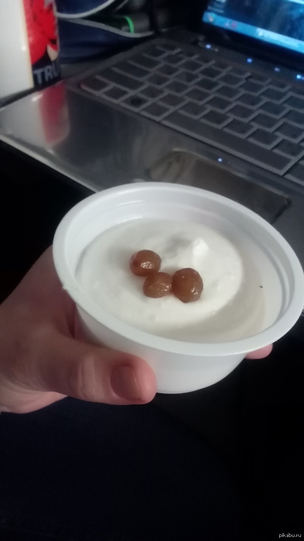 Йогурт с изюмом