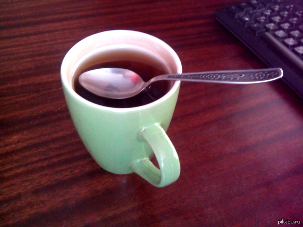 Просто ложка, плавающая на силе поверхностного натяжения воды