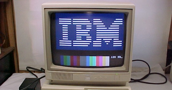 Монитор бывшего. Компьютер IBM 1983. Монитор IBM PC. Мониторы IBM 80е. Первый монитор IBM.