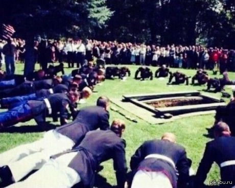 Морские пехотинцы делают последнее отжимание , как прощание со своим павшим братом по оружию.