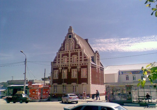 Странный фронтон