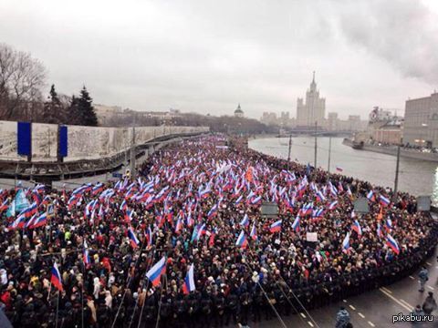 Народу сегодня много. Толпа с флагами. 50 Тысяч человек фото. Толпа с русскими флагами. Митинг с российскими флагами.