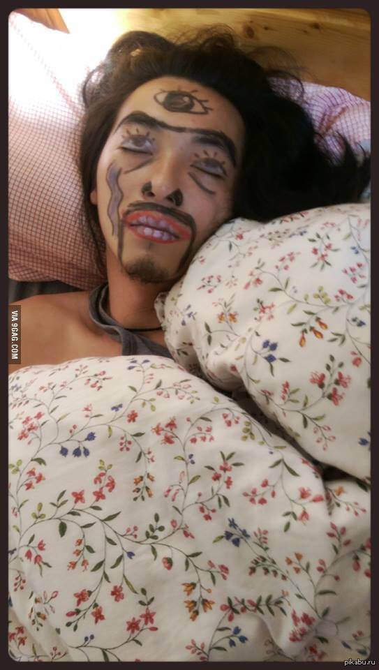 разбудить мужа. приколы над спящим другом. разрисовали лицо пьяному. над спящим мужем. мужчина один в комнате.