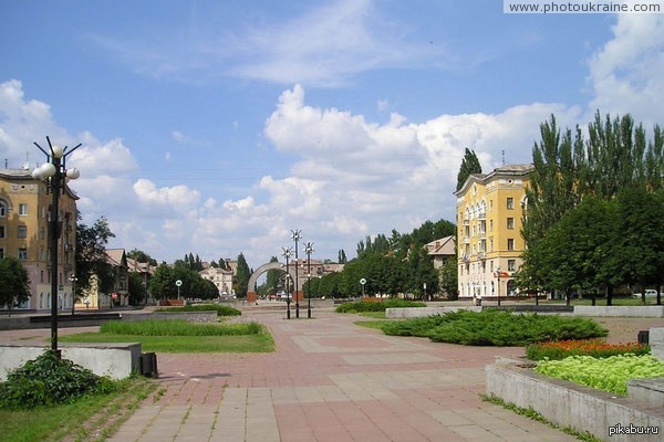 Город кривой. Кривой Рог город. Кривой Рог города Украины. Город Кривой Рог население. Парк Соцгород Кривой Рог.