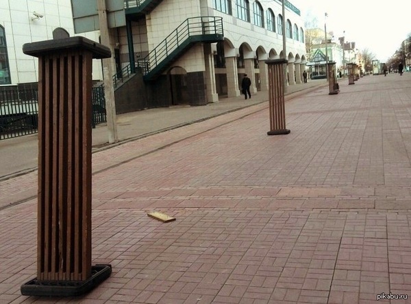 И под скамейкой подмети