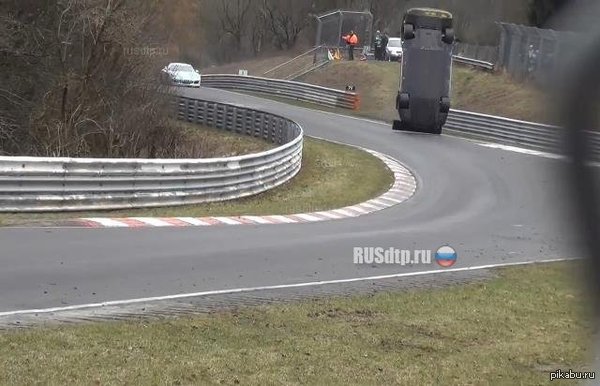 Вчера на трассе Нюрнбургринг автомобиль вылетел в толпу