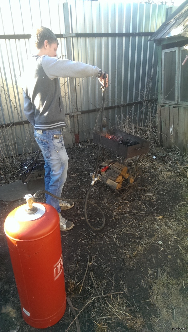 Быстрый способ разжечь угли для шашлыка.