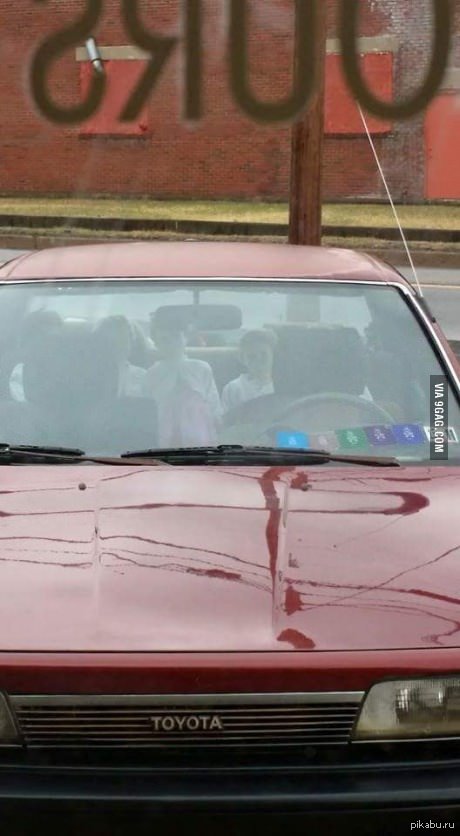 "Жуткий автомобиль с куклами в моем городе. Видимо владельцы одели их для отдыха."