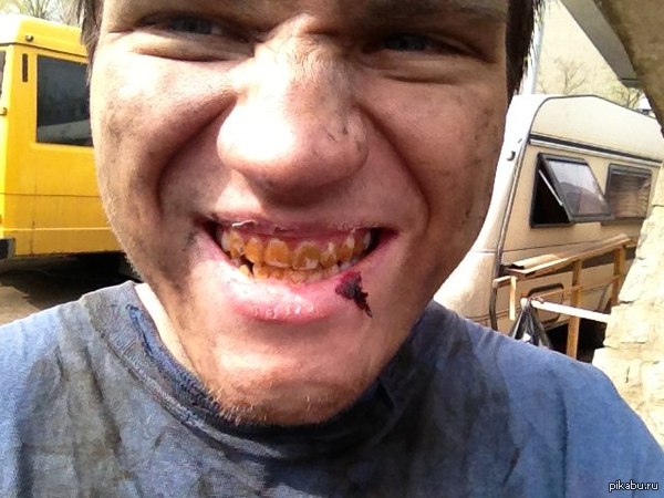 Вот так создают эффект жёлтых зубов на съемках в кино