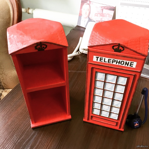 Красная телефонная будка.