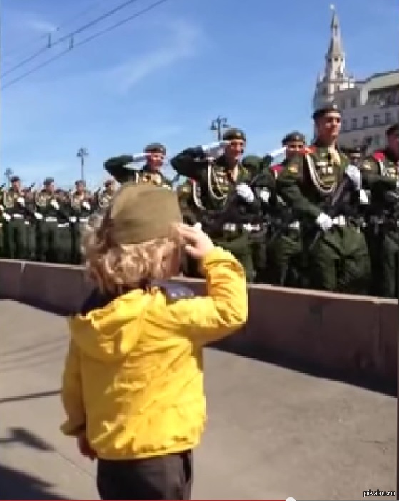 Фотография солдата отдающего честь