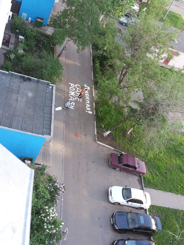 Так давайте же поздравим её с днём рождения все вместе! Ребятас 6 утра трудятся!