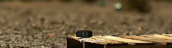 Телефон стал кирпичом. Nokia 3310 gif анимация. Крутые обои 1600х900. Нокия 3310 фото ломает камень.