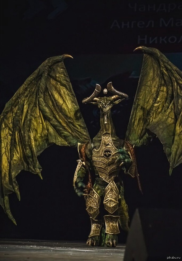 Косплей дракона 3.5 метра в высоту и 4 метра в ширину! Вес костюма более 20кг.