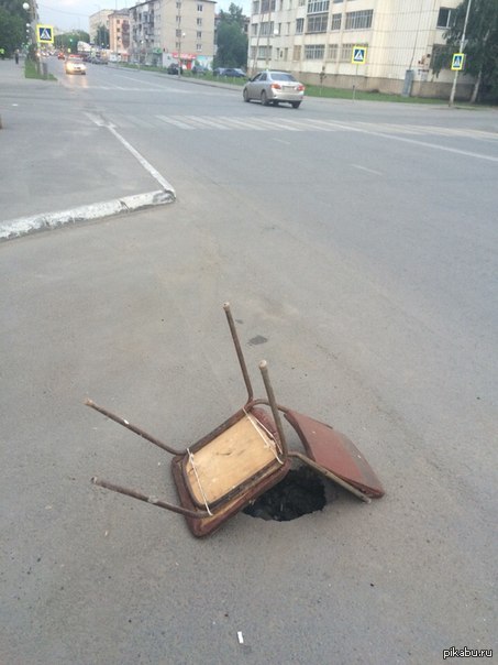 Дорожники укрыли яму в асфальте